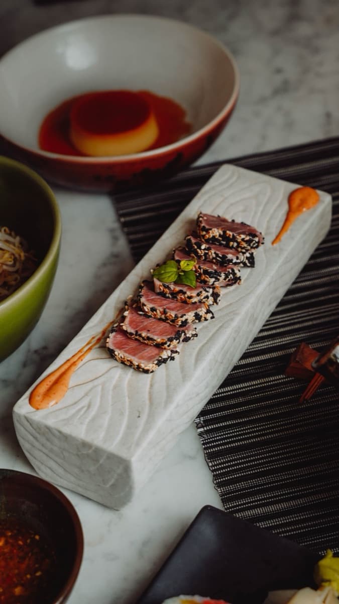 Thunfisch-Sashimi mit Chuka-Salat, Sesam & Soja