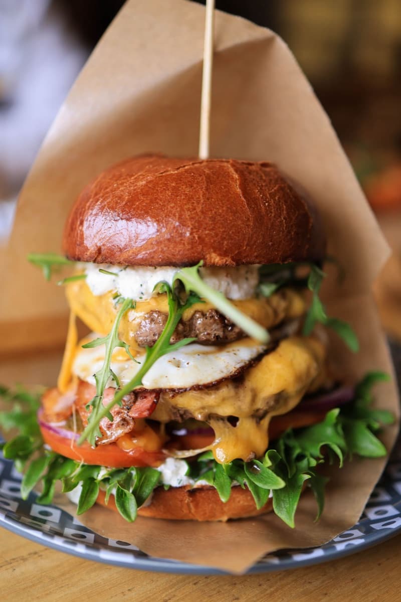 Signature Brioche-Cheeseburger