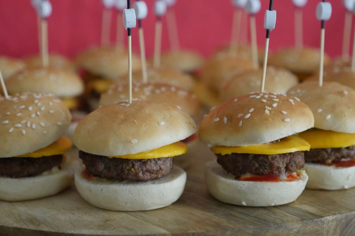 Mini cheeseburgery v briošce