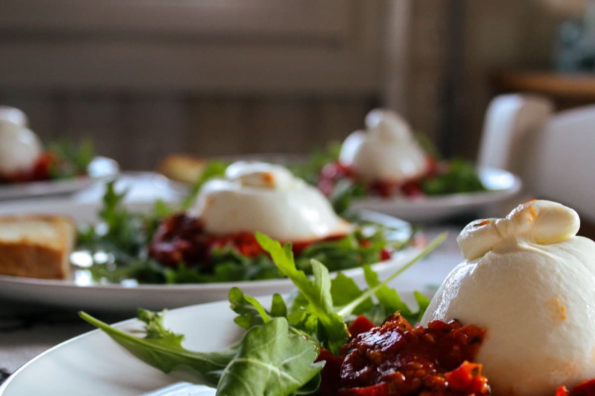 Burrata mit knuspriger Waffel & Paprika-Caponata