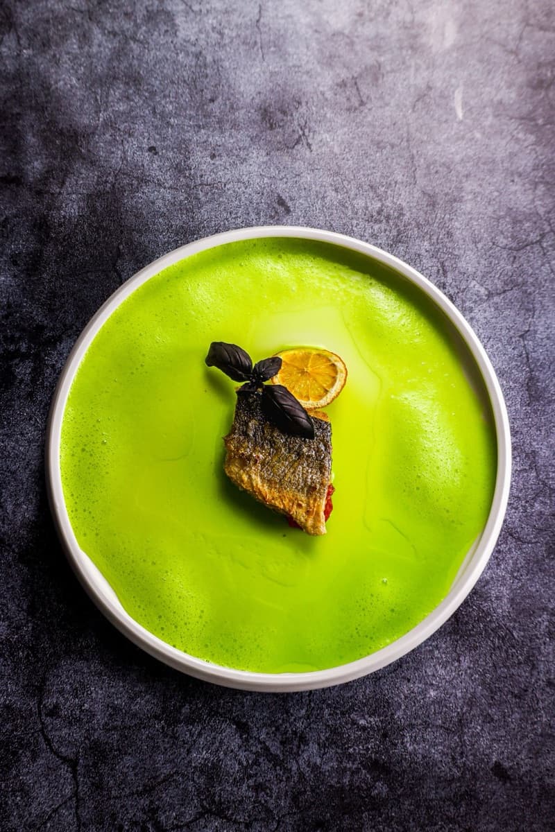 Handgeangelter Wolfsbarsch mit Wiesenpilzen & Salsa Verde
