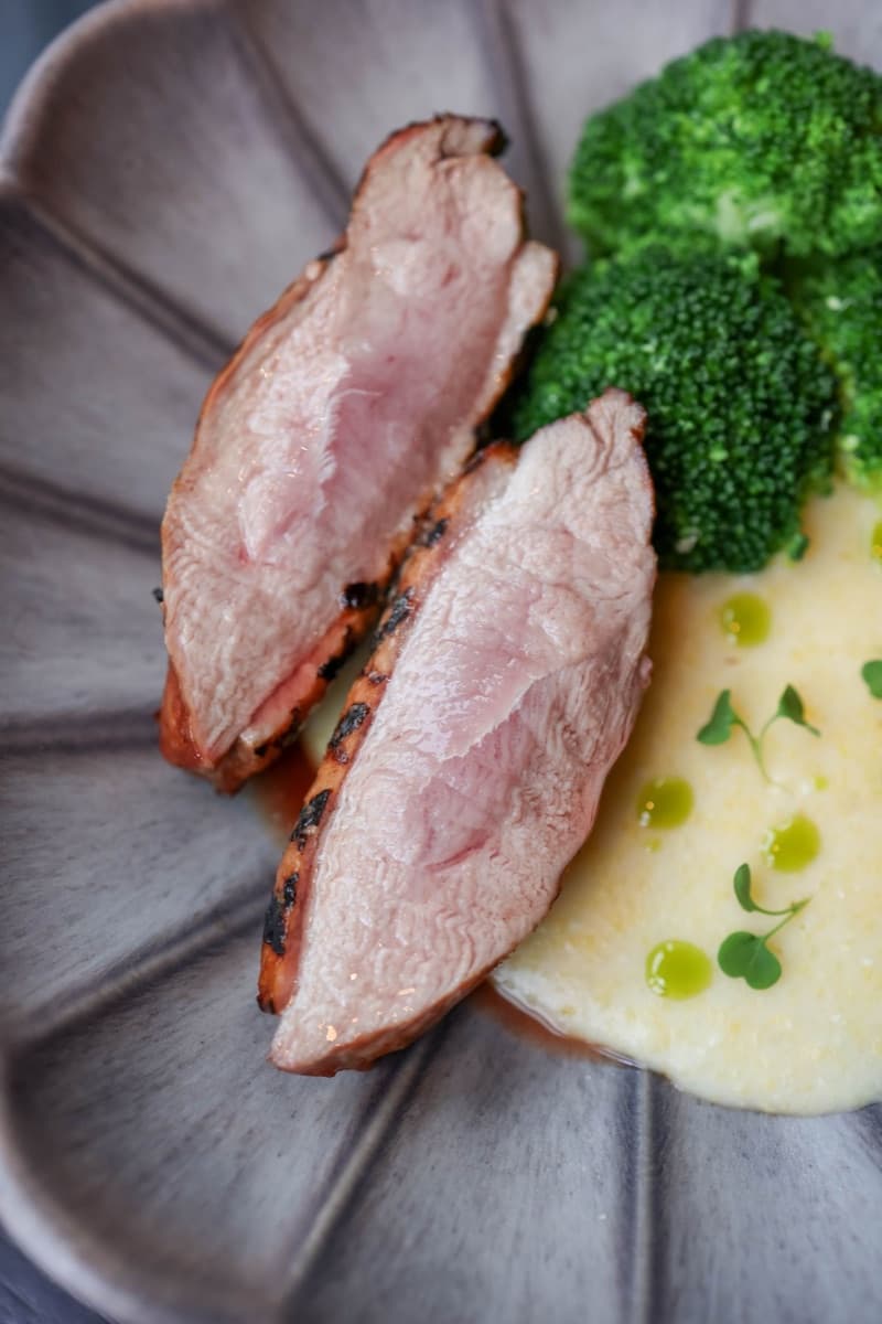 Konfierte Entenbrust mit Karottenpüree & Pak Choi