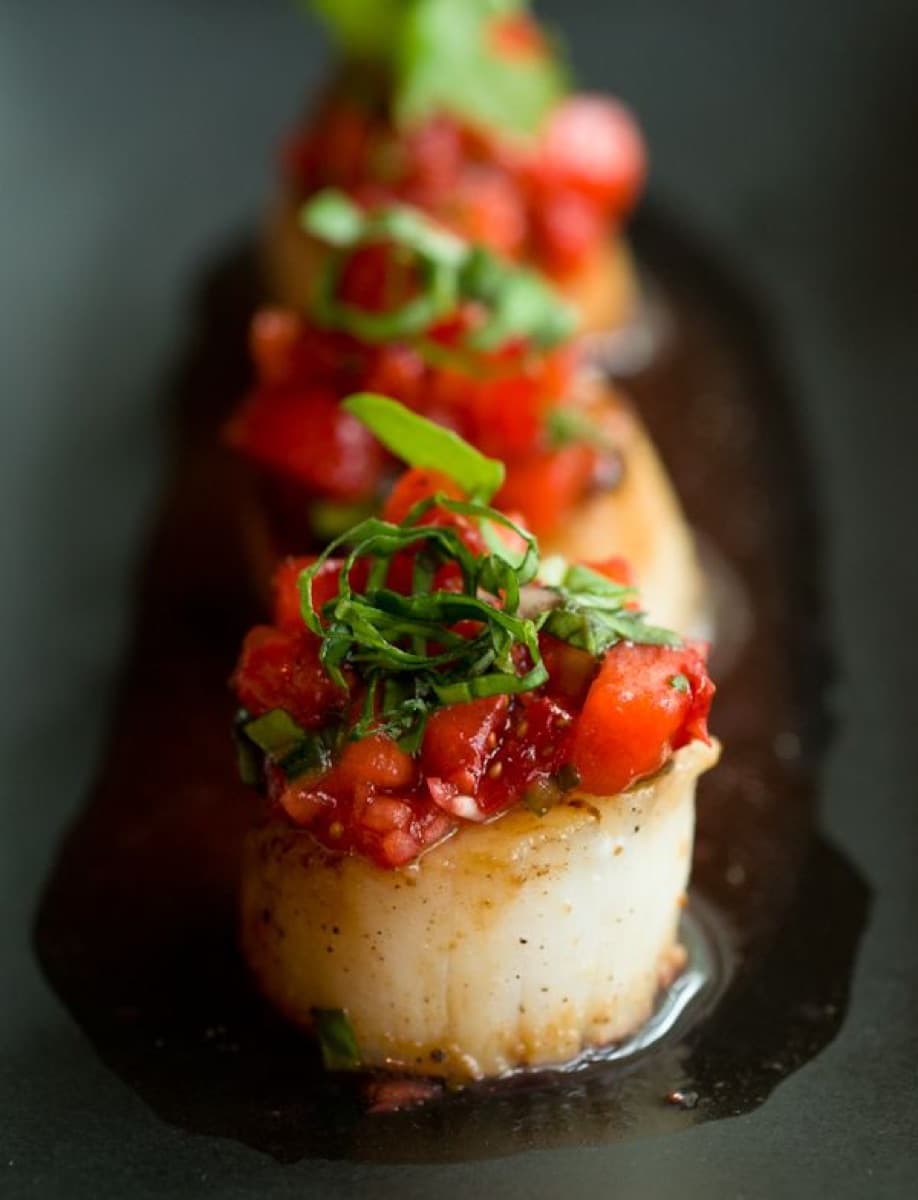 Scoici Caramelizate cu Salsa de Căpșuni