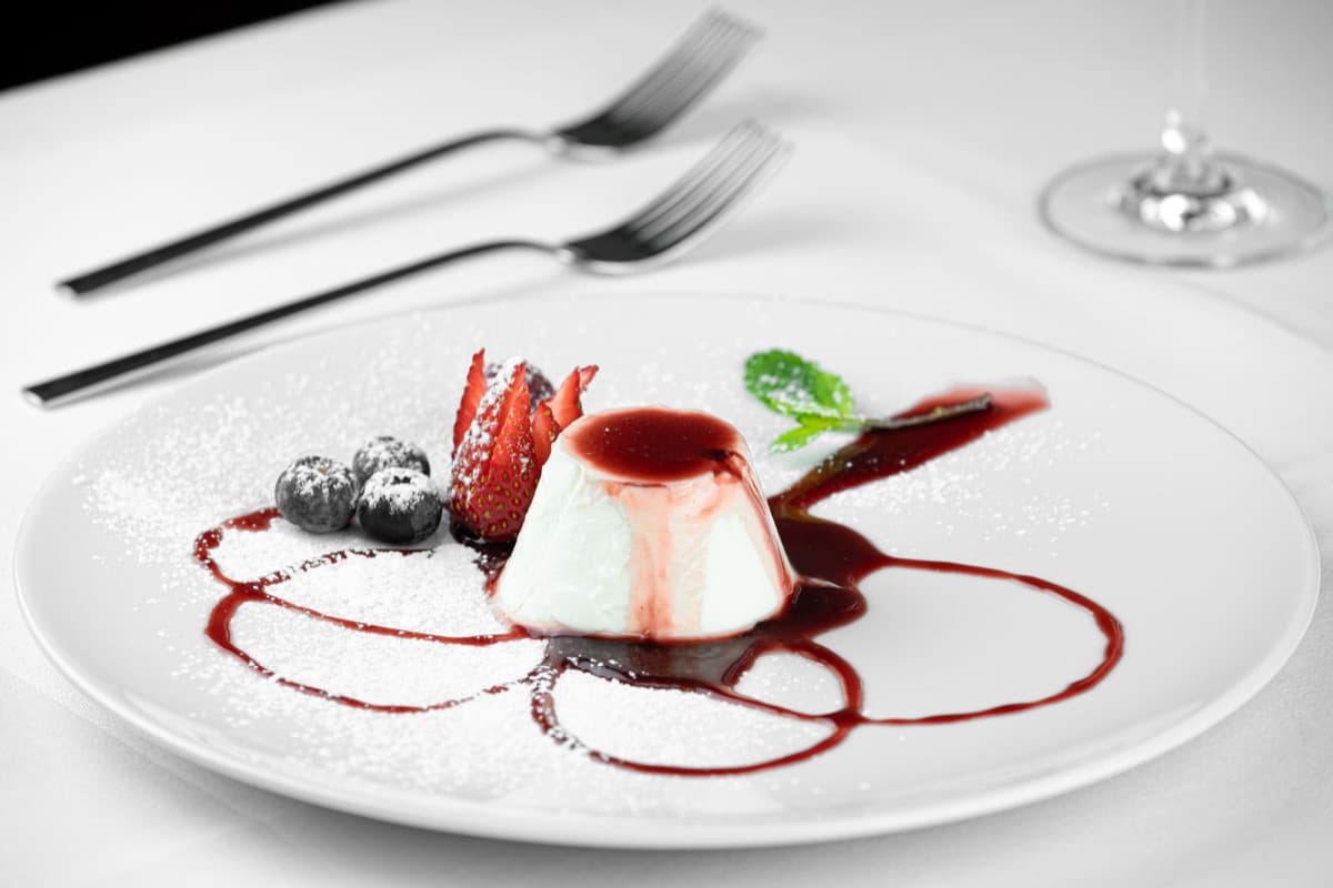 Panna Cotta de Vanilie, Fructe de Vară și Crumble